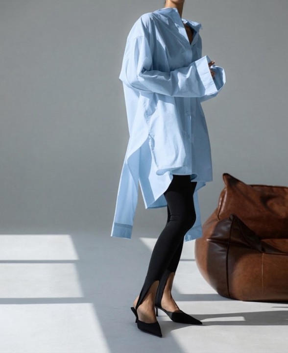 Blaues Hemdblusenkleid mit Bindeärmeln