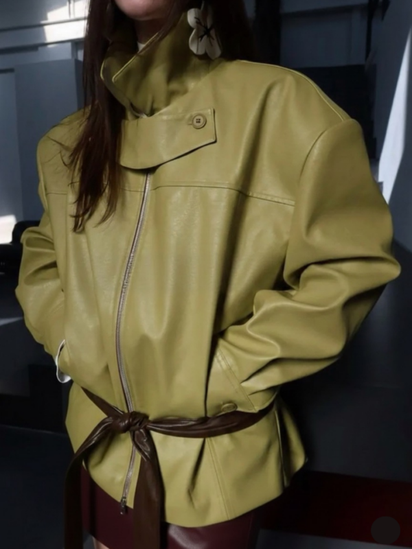 Wild Sage Vegane Lederjacke mit braunem Gürtel