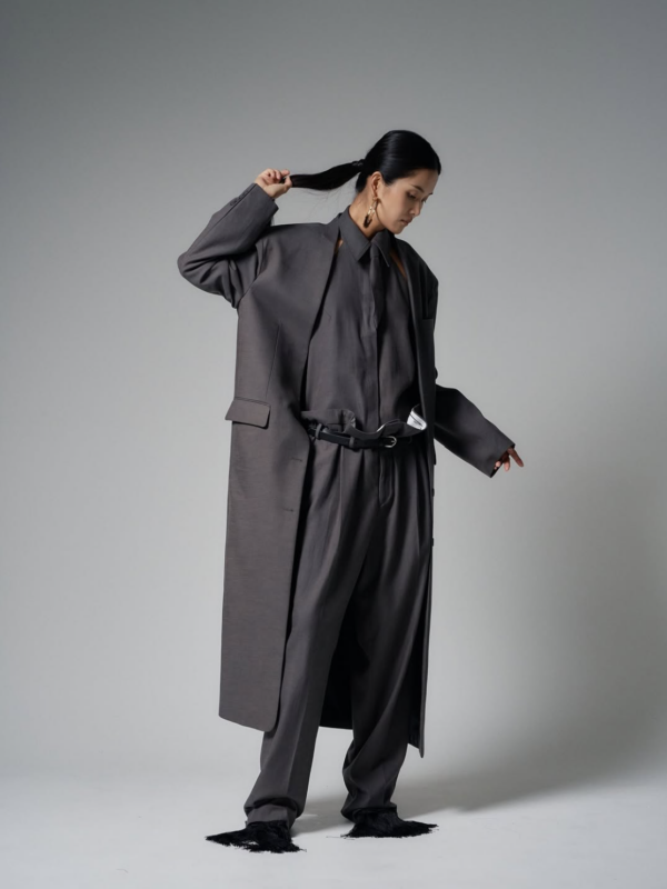 Graue Hose mit überdimensionalem Bund